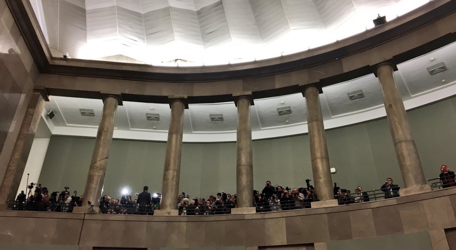 Rozpoczęcie posiedzenia Sejmu. Posłowie PO protestują wokół sejmowej mównicy