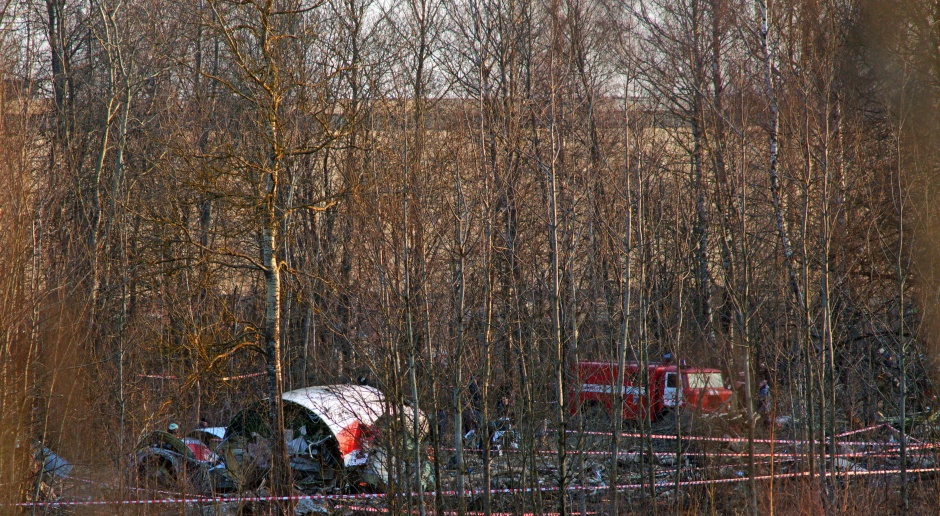 Pomnik ofiar katastrofy smoleńskiej stanie przed urzędem wojewódzkim w Opolu