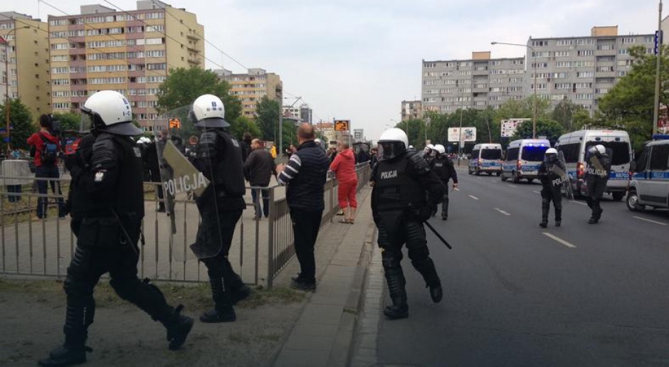 Policja szuka zakłócających porządek przed Sejmem. Publikuje zdjęcia