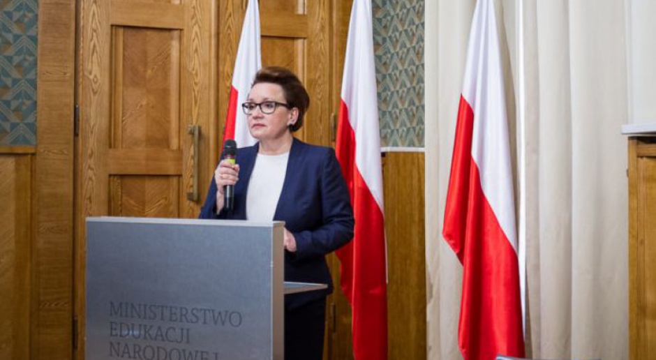 Reforma oświaty: Anna Zalewska podpisała rozporządzenie w sprawie nowych podstaw programowych
