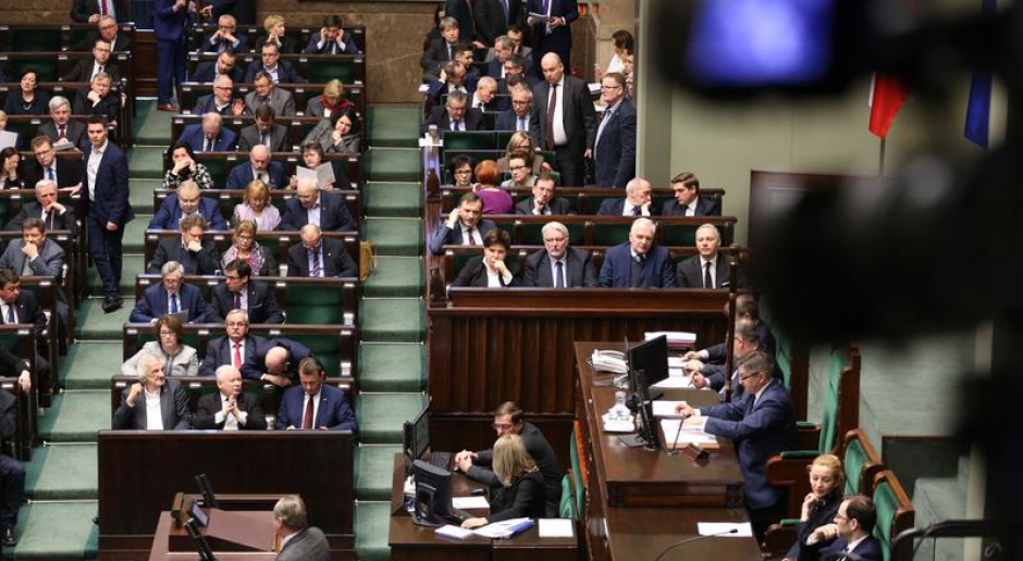 CBOS: Po kryzysie w Sejmie dostało się parlamentowi. Złe notowania ma też sąd i prokuratura