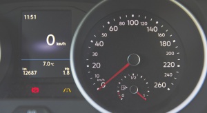 Znana jest prędkość samochodu wiozącego premier w Oświęcimiu
