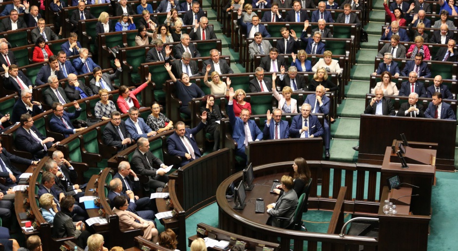 Kancelaria Sejmu: Obniżenie świadczeń posłom to nie kara, to zwyczajowa czynność