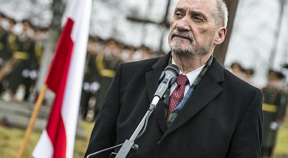 Macierewicz: Eksperymenty i materiały prokuratury najważniejsze dla podkomisji