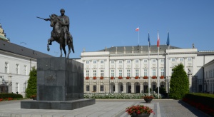 PiS: Krakowskie Przedmieście najlepsze na pomnik smoleński