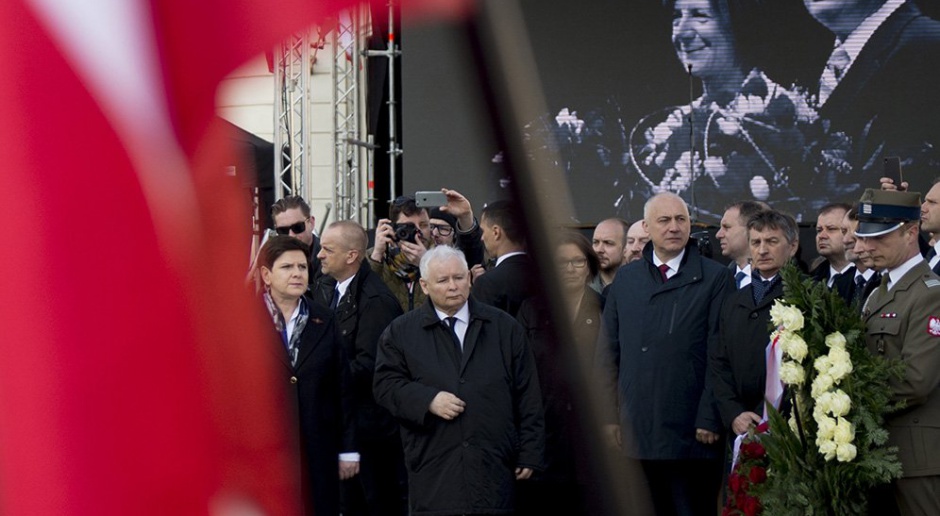 Katastrofa smoleńska, rocznica: Premier Beata Szydło i politycy PiS złożyli kwiaty w Świątyni Opatrzności Bożej
