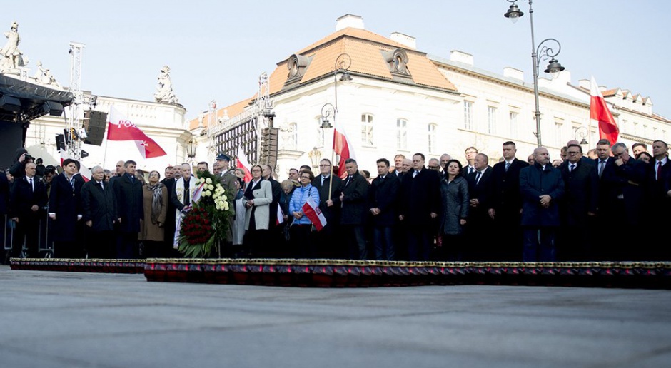 Katastrofa smoleńska, rocznica: Znicze i film przed Pałacem Prezydenckim