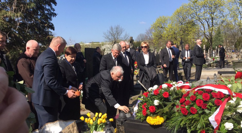 Prezydent i politycy PiS oddają hołd ofiarom katastrofy smoleńskiej