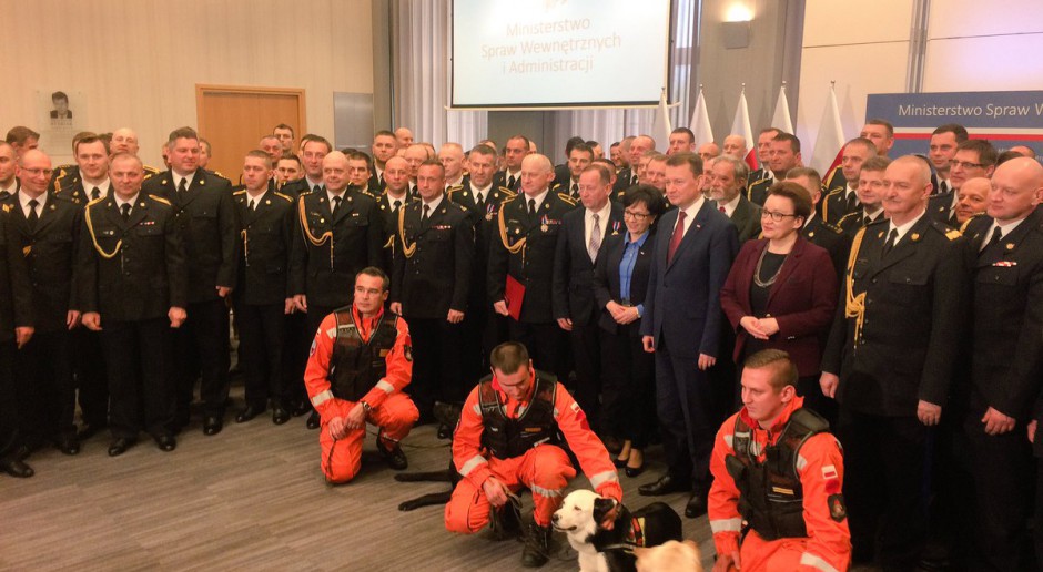 Szef MSWiA wręczył strażakom nagrody i odznaczenia  za akcję w Świebodzicach