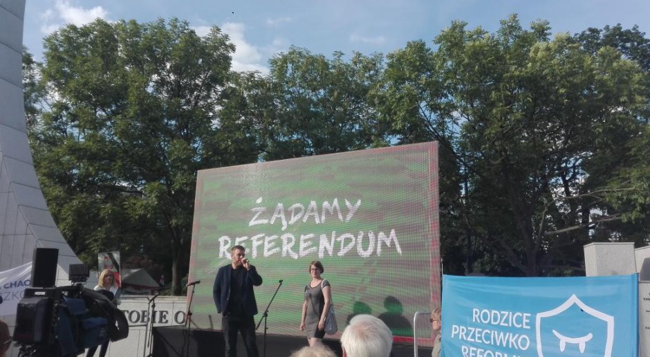 Przed Sejmem pikieta przeciw reformie edukacji i za referendum