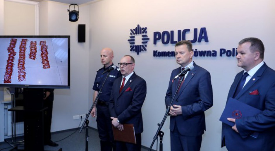 Mariusz Błaszczak uzasadnił duże siły policji i barierki podczas miesięcznicy smoleńskiej