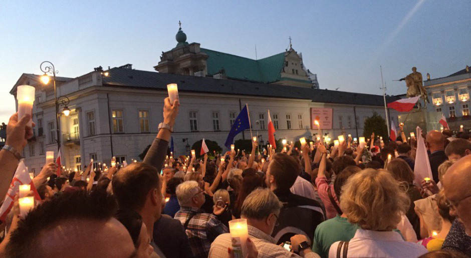 Nocny protest przed Sejmem: &quot;Dość kłamliwej Polski&quot;