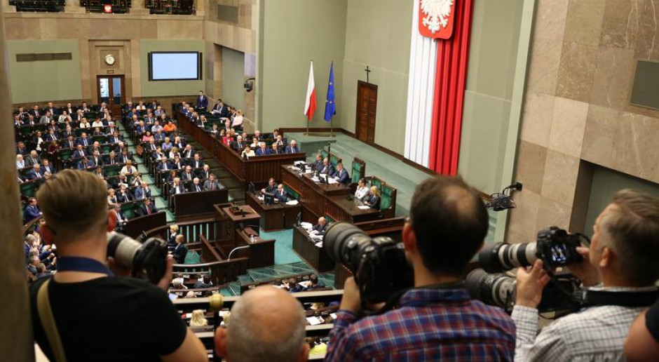 Awantura i szarpanina w Sejmie: Poprawki PiS ws. Sądu Najwyższego przyjęte. Opozycji odrzucone