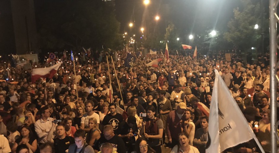 Protestujący sprzed Pałacu Prezydenckiego przeszli przed Sejm 