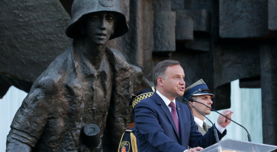 Andrzej Duda oklaskiwany podczas Apelu Pamięci przy Pomniku Powstania Warszawskiego
