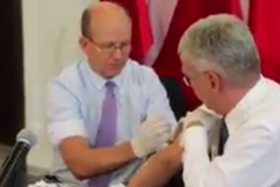 Marszałek Senatu i minister zdrowia zaszczepili się nawzajem przeciwko grypie