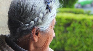 Niższy wiek emerytalny wpędzi emerytów w długi