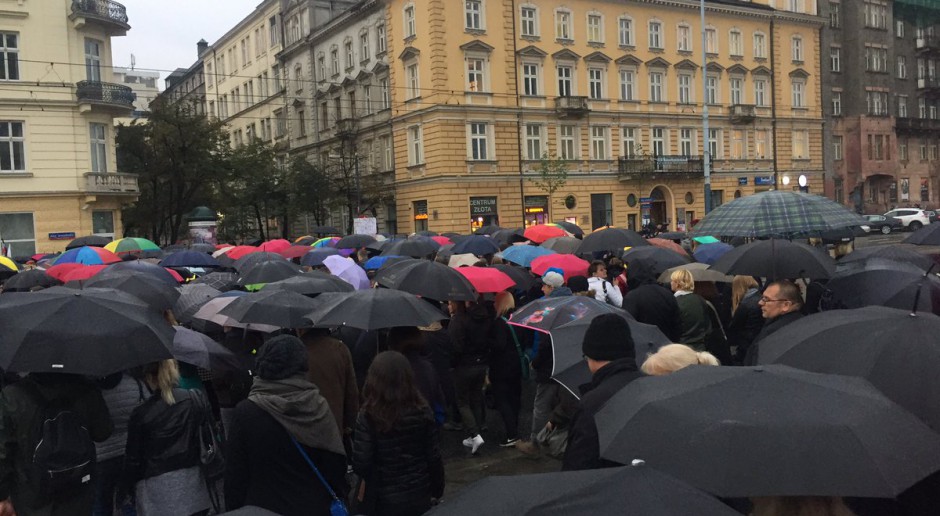 &quot;Czarny wtorek&quot;. W całej Polsce manifestacje w obronie praw kobiet