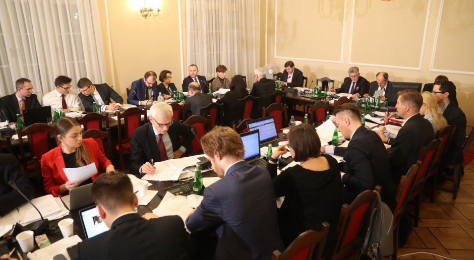 Sejm: Komisja przyjmuje kolejne poprawki PiS do ustawy o SN 