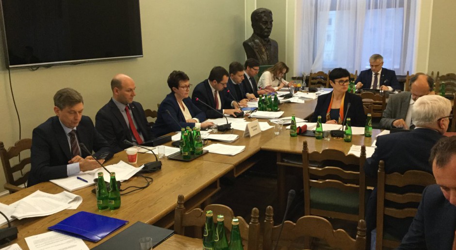 Sejm: Komisja nadzwyczajna przerwała prace do poniedziałku 