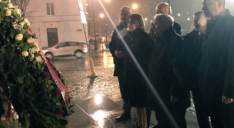 Prezes PiS złożył kwiaty przed pomnikiem marszałka Piłsudskiego
