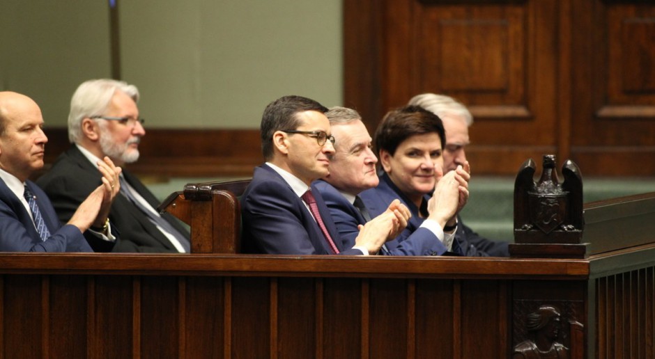 Posłowie pytali premiera o frankowiczów, spór między szefem MON a prezydentem, o protesty pod Sejmem
