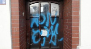 Zniszczono drzwi wejściowe do kolejnych biur posłów PiS