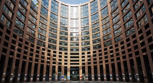 Komisja PE przyjęła rezolucję popierającą uruchomienie przez KE art. 7 wobec Polski 