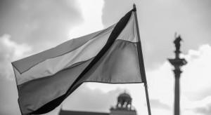 Flagi w Warszawie opuszczone do połowy w związku z żałobą