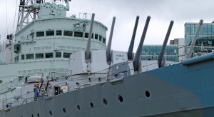 Brytyjski niszczyciel HMS Defender monitoruje przemarsz okrętów rosyjskich