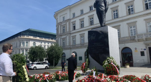 Prezes PiS złożył kwiaty przed pomnikiem Lecha Kaczyńskiego