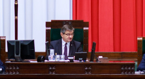 Kontrowersyjne podróże marszałka Sejmu nie gorszą szefa klub PiS