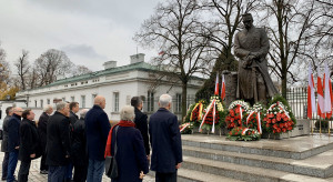 Kaczyński i Morawiecki złożyli wieniec przed pomnikiem Józefa Piłsudskiego przy Belwederze