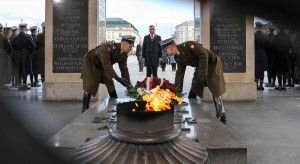 Przed Grobem Nieznanego Żołnierza w Warszawie odczytano Apel Pamięci i oddano salwy armatnie